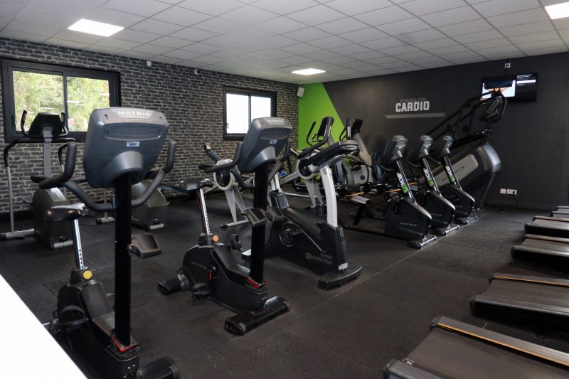 Machines guidées et poids libres — club de fitness Nemours 77